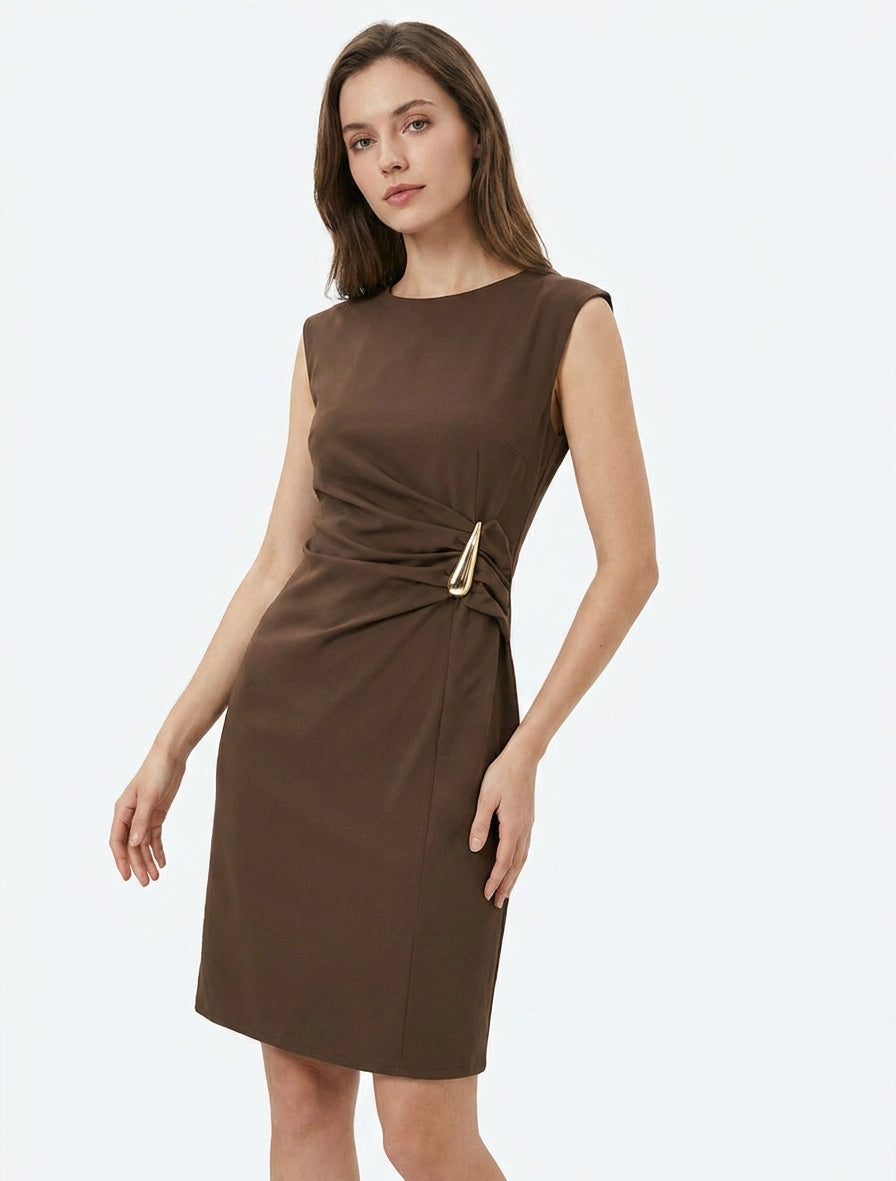 Robe moulante bijou décoratif - Marron