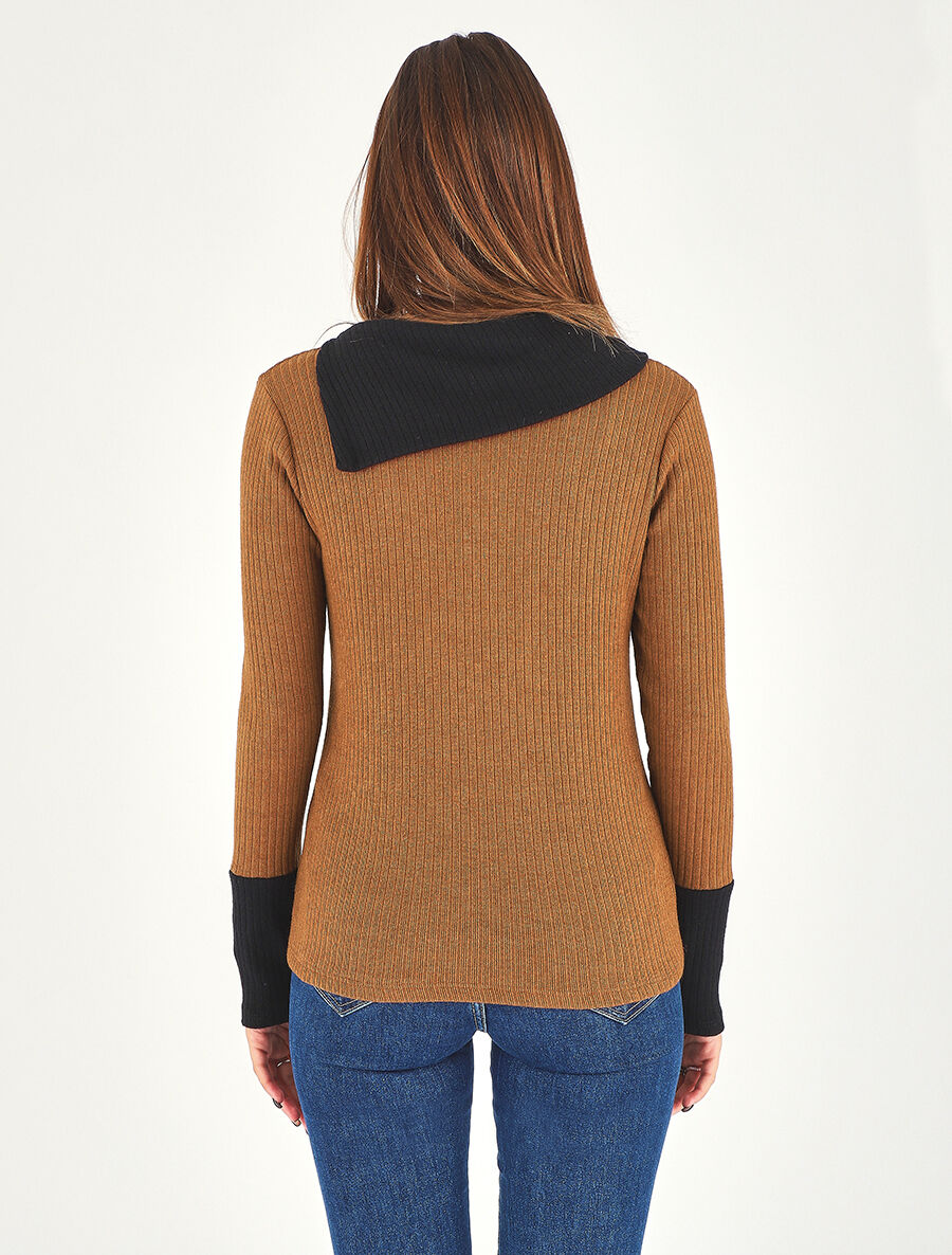 Pull côtelé droit col asymétrique - Camel/noir - 5