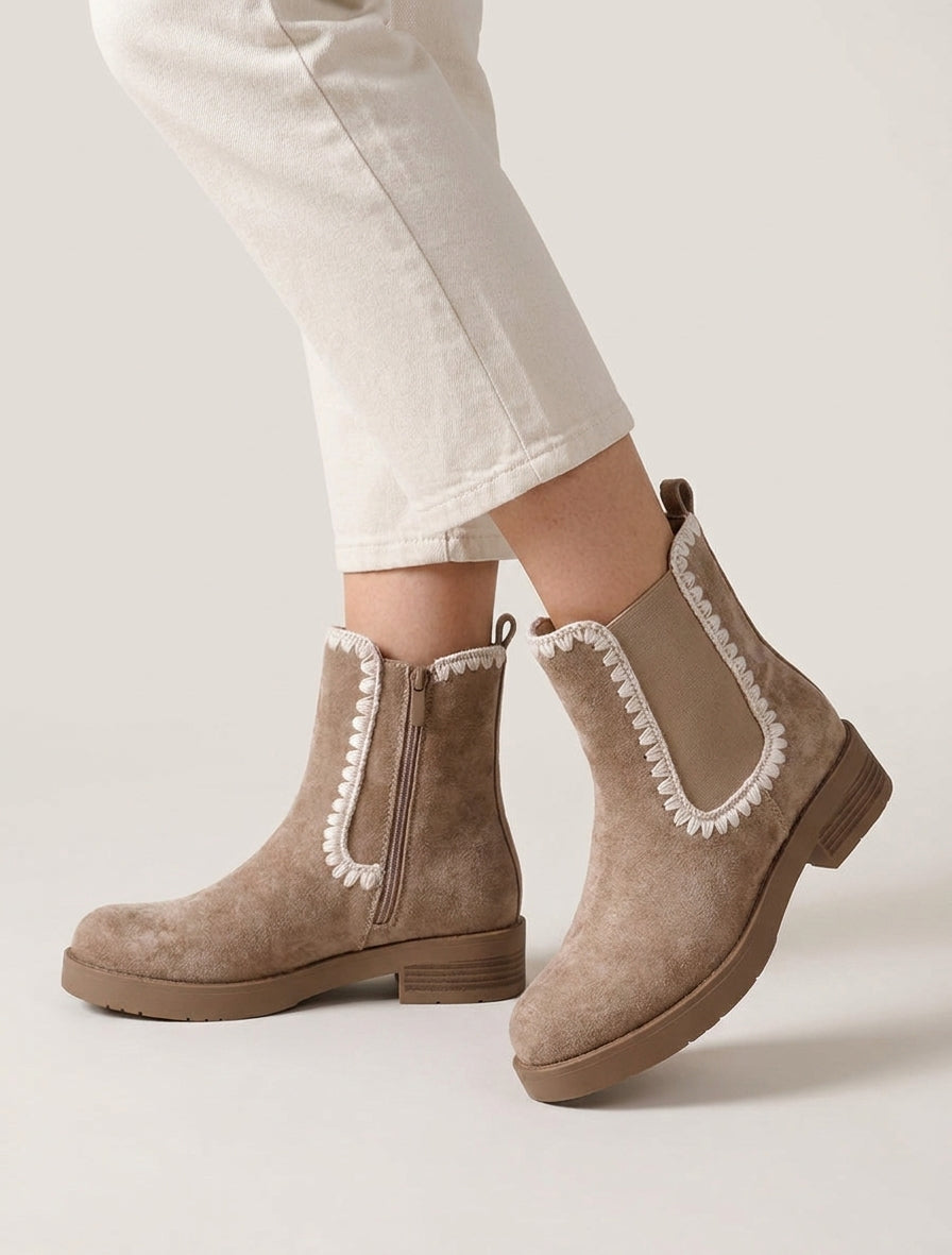 Bottines suédine talon bloc brodé - Taupe