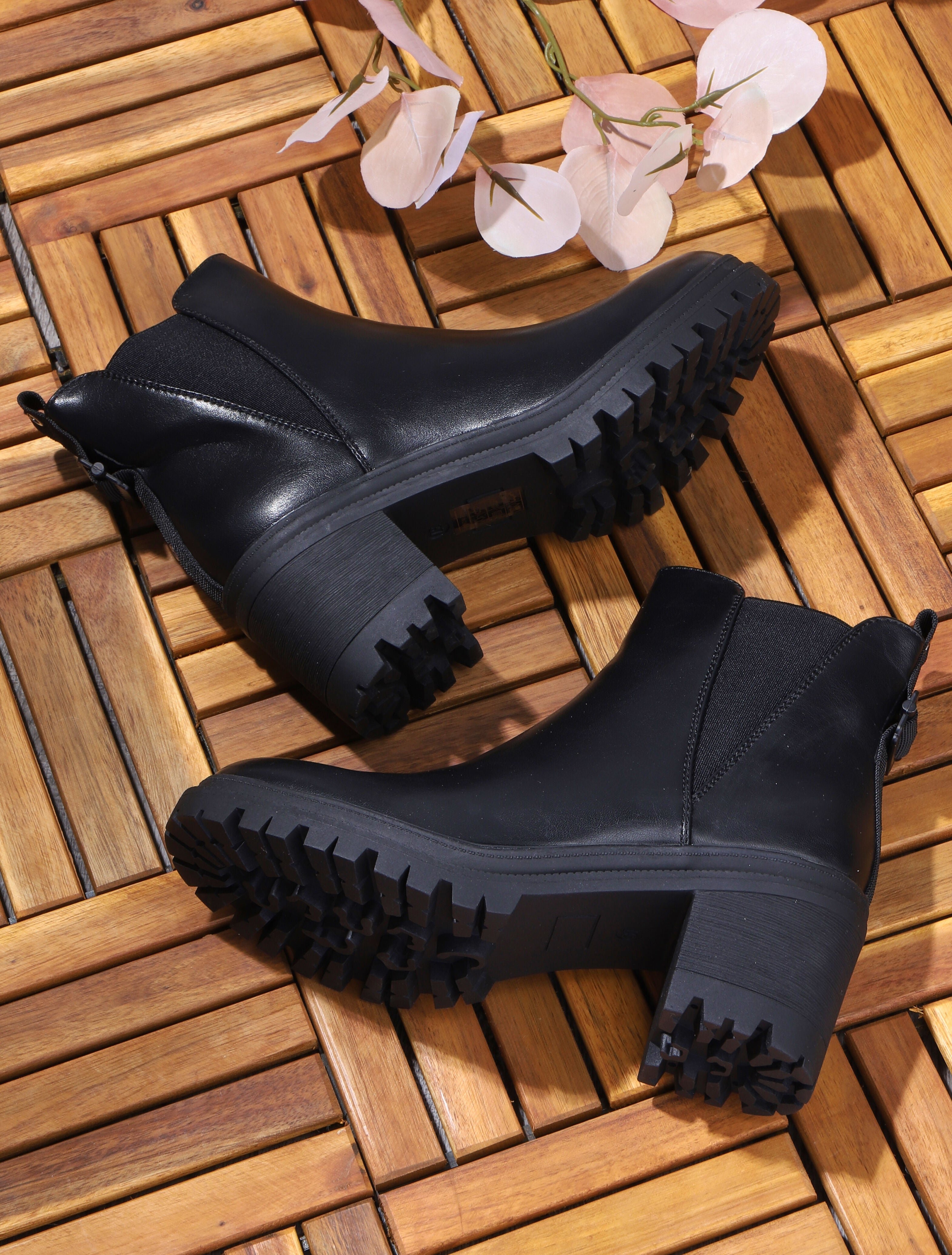 Bottines en simili à semelle crantée - Noir - 5