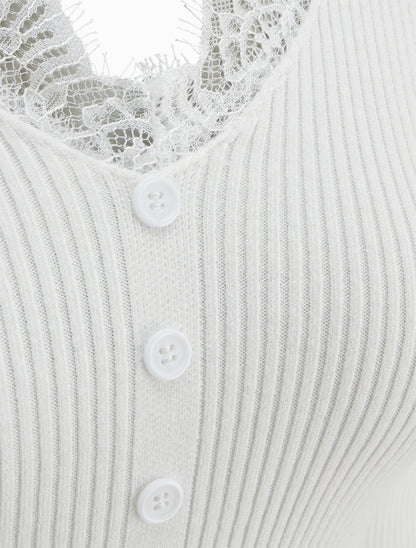 Pull ajusté à col V dentelle et boutons - Écru - 3