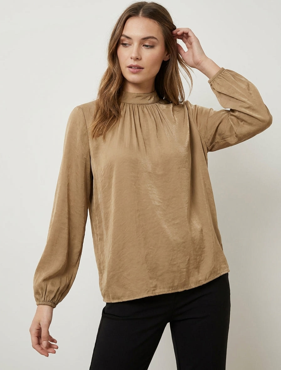 Blouse satinée col montant plissé - Camel