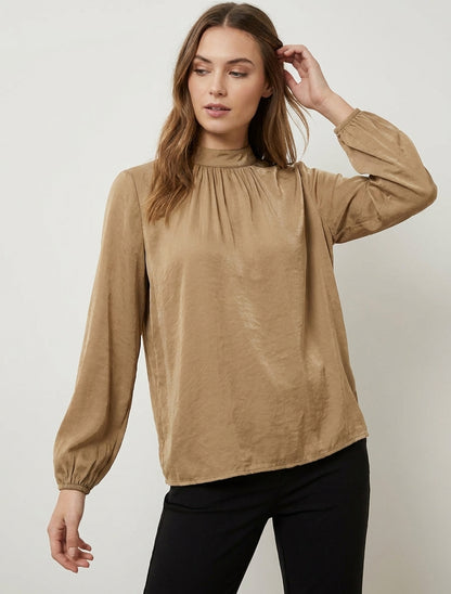 Blouse satinée col montant plissé - Camel