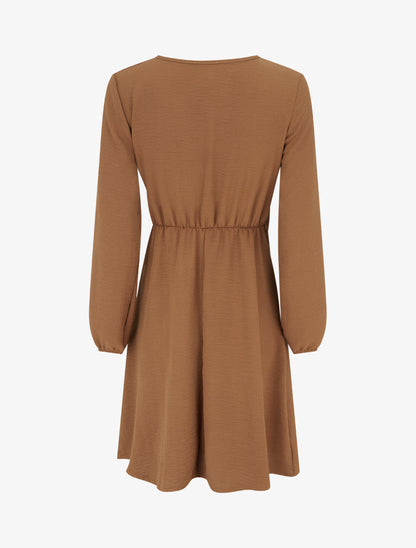 Robe évasée manches longues à pan drapé et bijou - Camel - 2