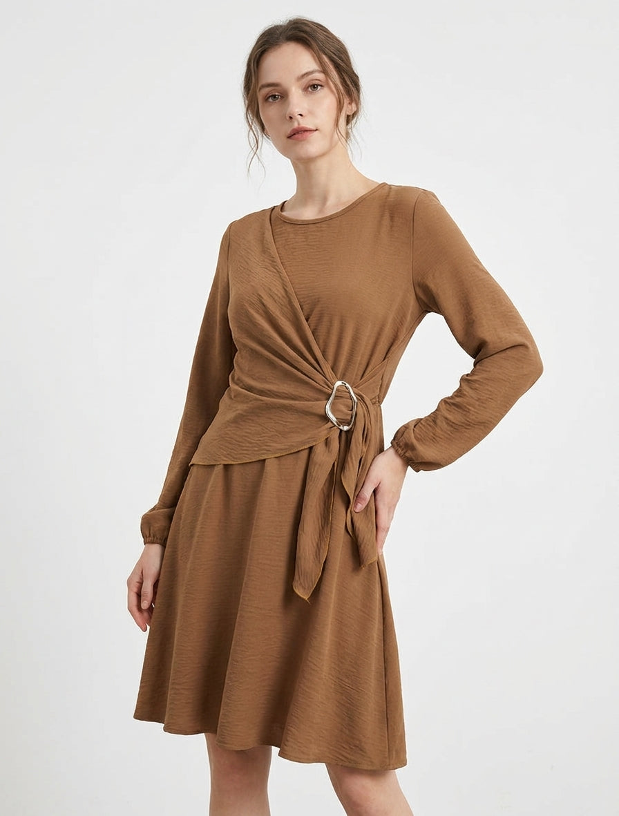 Robe fluide évasée à bijou métallique - Camel