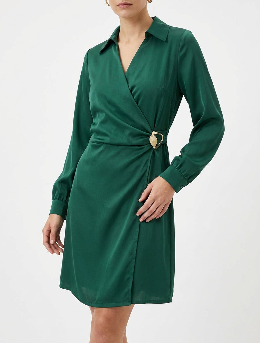 Robe satinée cache-cœur avec bijou - Vert émeraude