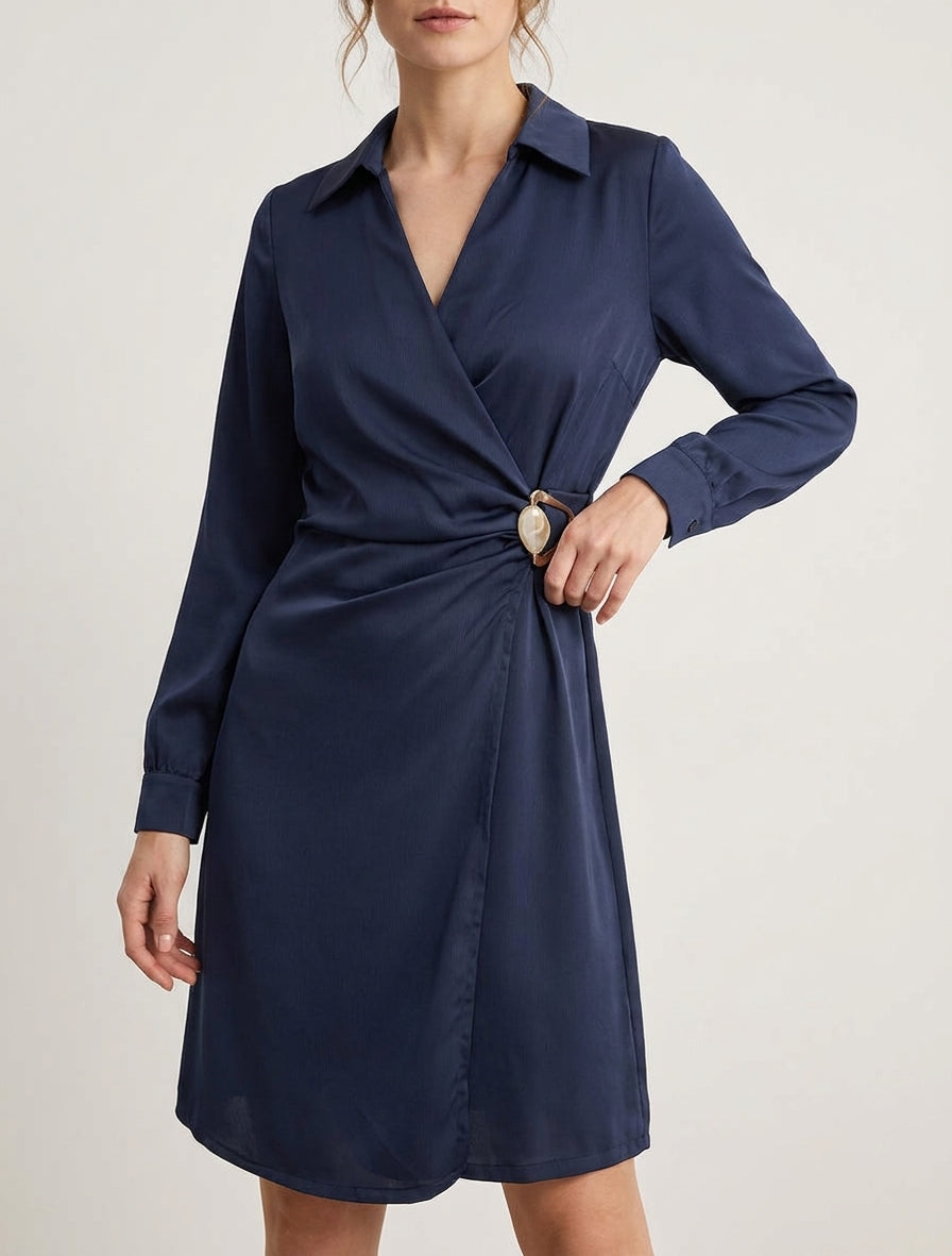 Robe satinée cache-cœur à bijou - Marine