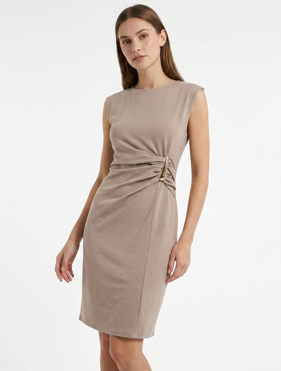 Robe moulante bijou décoratif - Taupe