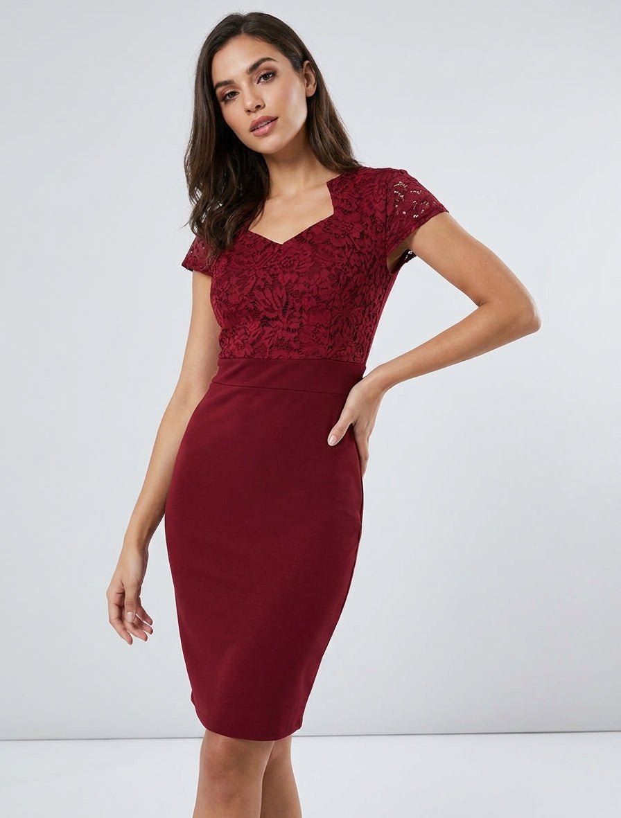Robe moulante col cœur en dentelle - Bordeaux
