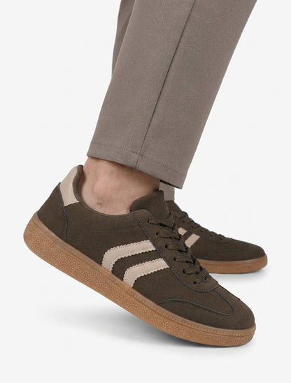 Sneakers nubuck à détails contrastants - Kaki
