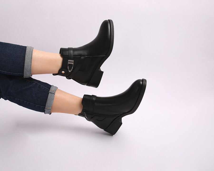 Bottines en simili à boucle stylisée - Noir - 5